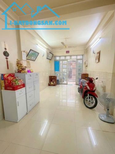Nhà ngay chợ Tân Bình - Hồng Lạc, 3 tầng - ở ngay - ngang gần 4m - dài 16m - hơn 5 tỷ.