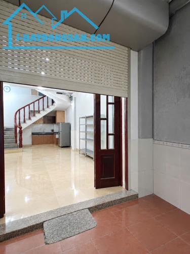 Miếu Hai Xã, nhà 3,5 tầng*48m2 - 3tỷ3, có sân cổng, vài bước chân ra mặt đường oto