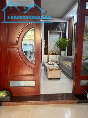 Bán nhà mặt phố Đức Giang- Phân lô Z133- Dân Xây-full Nội thất gỗ Lim xin 70m 12,5 tỷ(TL)