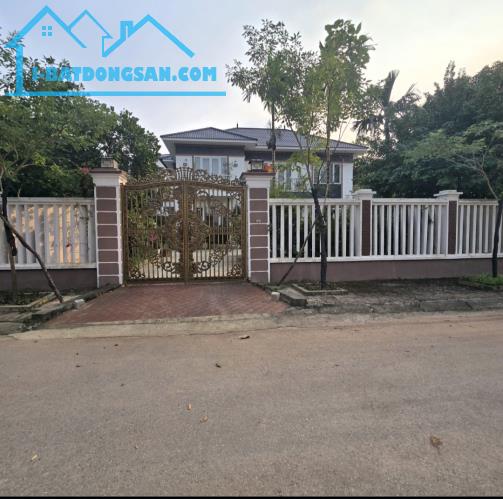 Biệt thự sẵn ở ngay, không gian xanh trong lành + DT: 316m mặt tiền 19.7m + Giá hấp dẫn c