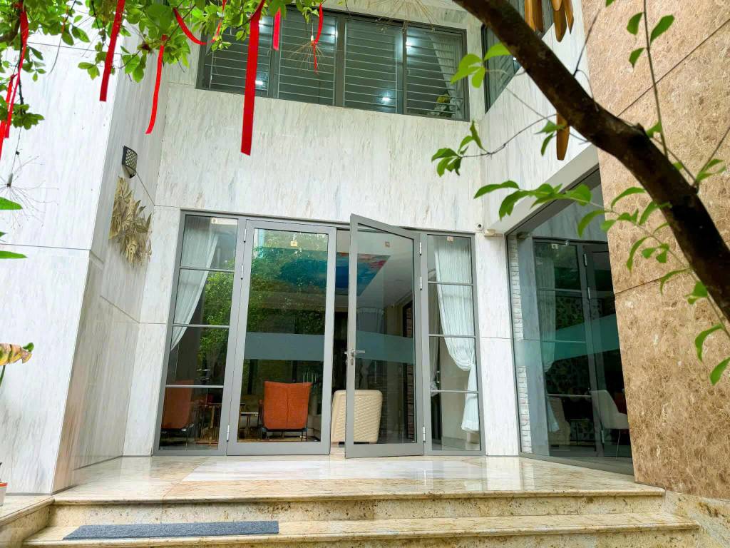 Bán biệt thự Lê Văn Huân, Tân Bình, 7 tầng, 200m², 8pn, full nội thất, giá 69 tỷ