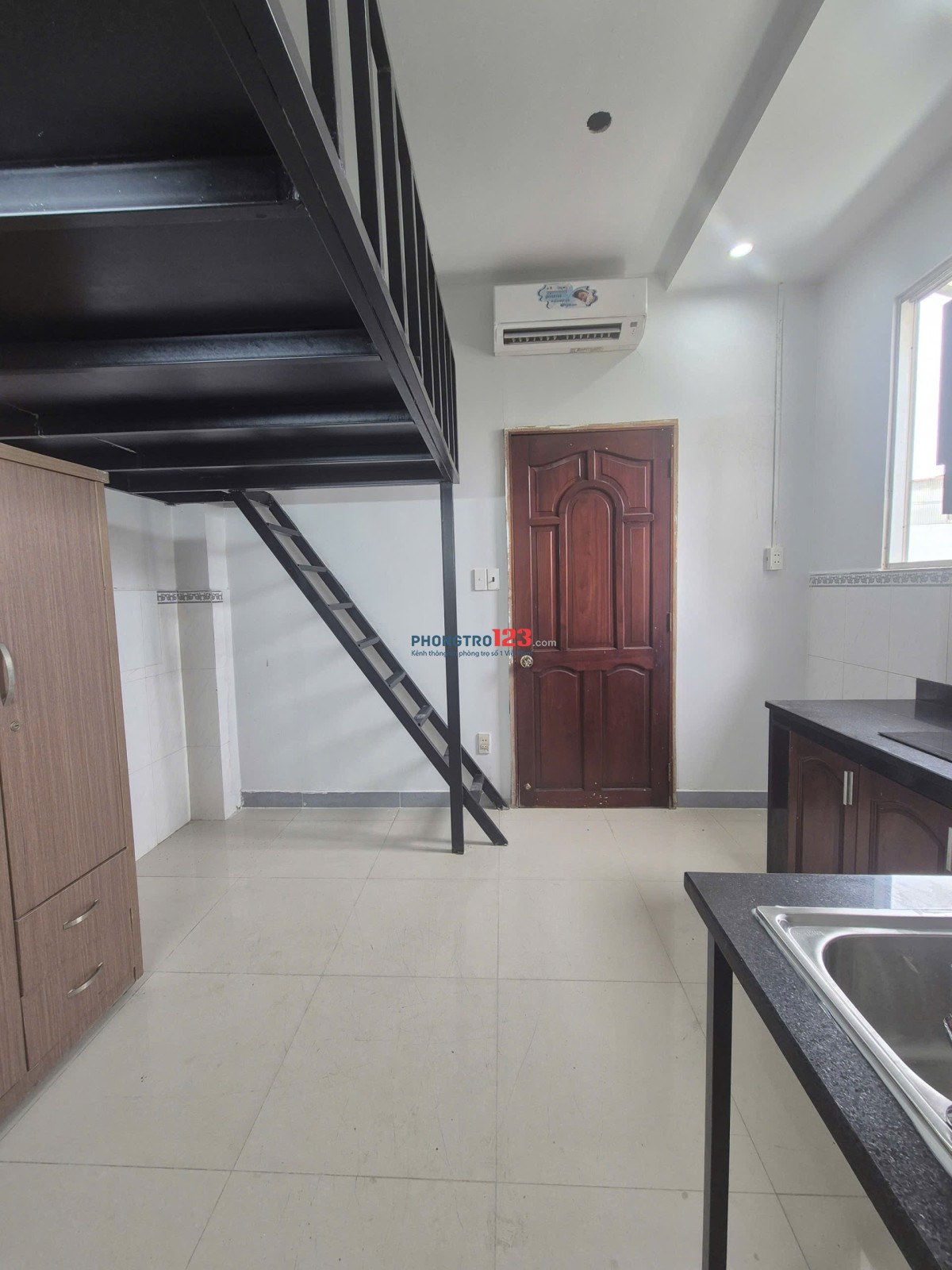 Phòng trọ mới có cửa sổ thoáng mát, có gác, đầy đủ nội thất quận Tân Phú