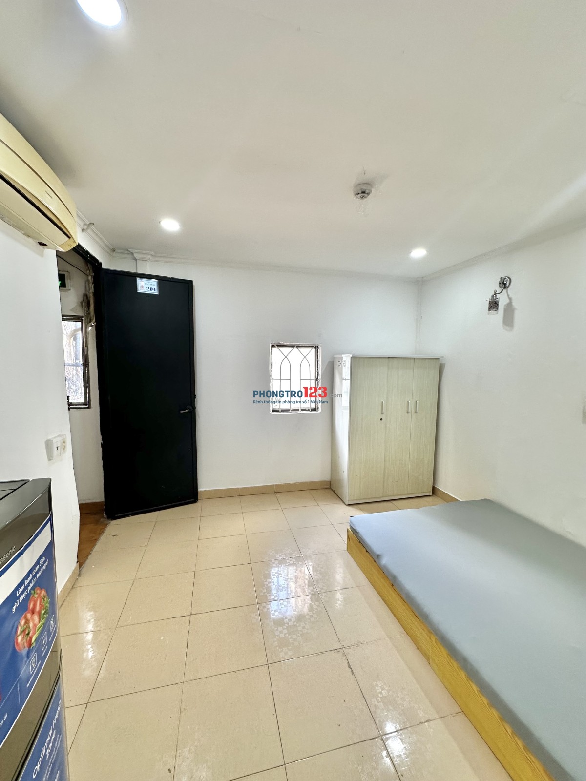 Phòng full nội thất cửa sổ Hoàng Sa Q3