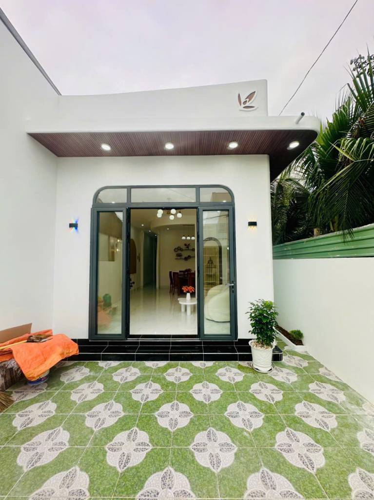Bán nhà mặt tiền Phan Văn Trường, Kiên Giang, diện tích 105m2, sổ đỏ, giá 1,98 tỷ
