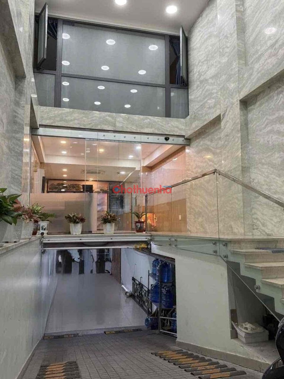 CHO THUÊ TÒA NHÀ 25 HÙNG VƯƠNG, QUẬN 5 - NGANG 5 X DÀI 42M - CÓ THANG MÁY, DT GẦN 1000M2