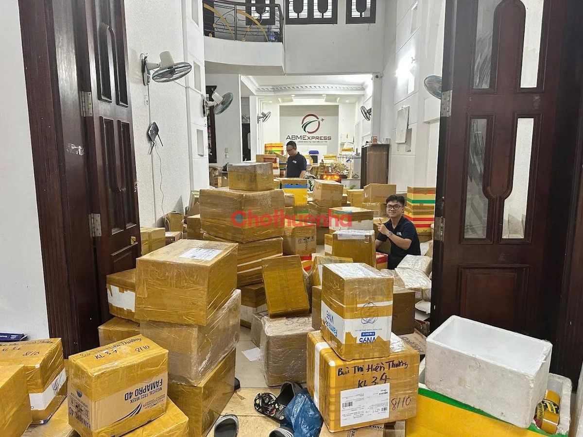 CHO THUÊ NHÀ MẶT TIỀN HOÀNG HOA THÁM.