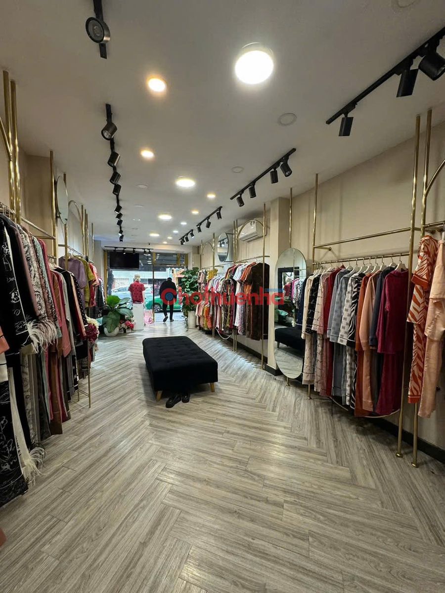 CHO THUÊ NHÀ MẶT TIỀN LÊ THỊ RIÊNG QUẬN 1 - ĐANG VẬN HÀNH SHOP THỜI TRANG