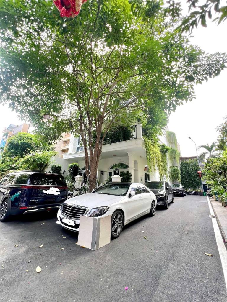 Bán Villa Nguyễn Trọng Tuyển, Tân Bình, 2 mặt tiền, 175,2m², 6pn, thang máy, khu compound, 68 tỷ