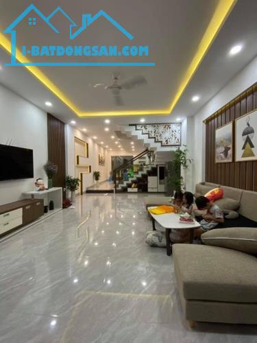 Bán nhà ngõ 95 Chùa Bộc ô tô 4 chỗ đỗ cửa, Dt 43m2 x5 tầng, Mt 4m, giá 7,5 tỷ