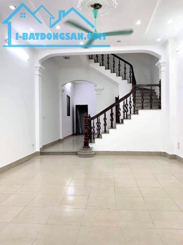 Bán nhà phố Thịnh Quang, diện tích 32m2, mặt tiền 4m, x5 tầng, giá 4,2 tỷ