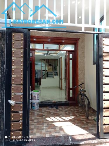 Bán nhà Lô góc mặt ngõ 8 phố Vũ Thạnh. DT 45m2. MT 4,5m. giá 8,6 tỷ LH 0911551516