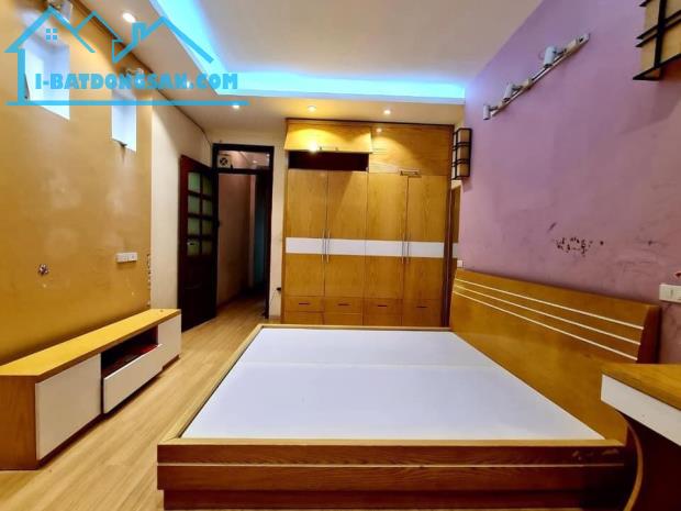 Bán nhà Khâm Thiên, Dt 37m2 x4 tầng, Mt 4m, lô góc, Giá 4,1 tỷ Lh 0913518923